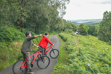 Two people on a guided bike tour near luss