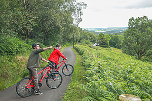 Two people on a guided bike tour near luss